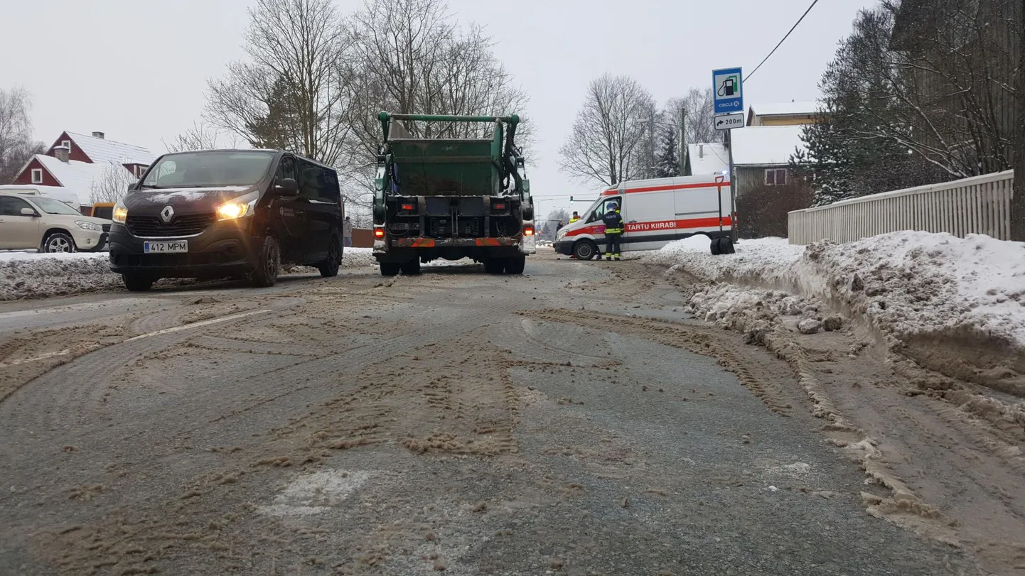 Ropka perearstikeskuse juhataja Sirle Manguse sõnul ei tulnud hukkunud naine perearstikeskusest, vaid ületas lihtsalt selles kohas teed.