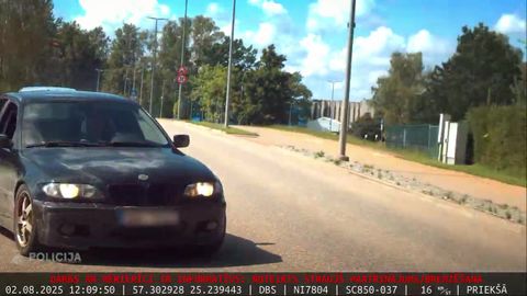 VIDEO ⟩ Cēsīs dzērājšoferis ietriecas policijas auto un mēģina bēgt
