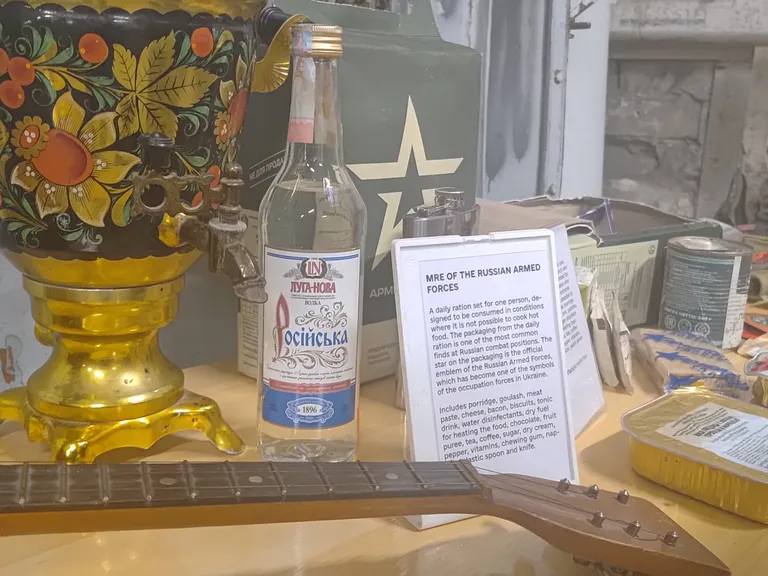 Экспонаты выставки «Несокрушимый код. Трофеи украинских бойцов», Эстонский военный музей, апрель 2025 года.
