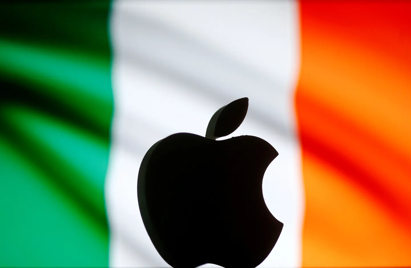 "Apple" logo uz Īrijas karoga fona.