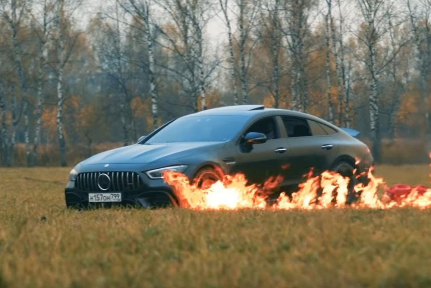 Российский блогер Михаил Литвин сжег свой автомобиль.