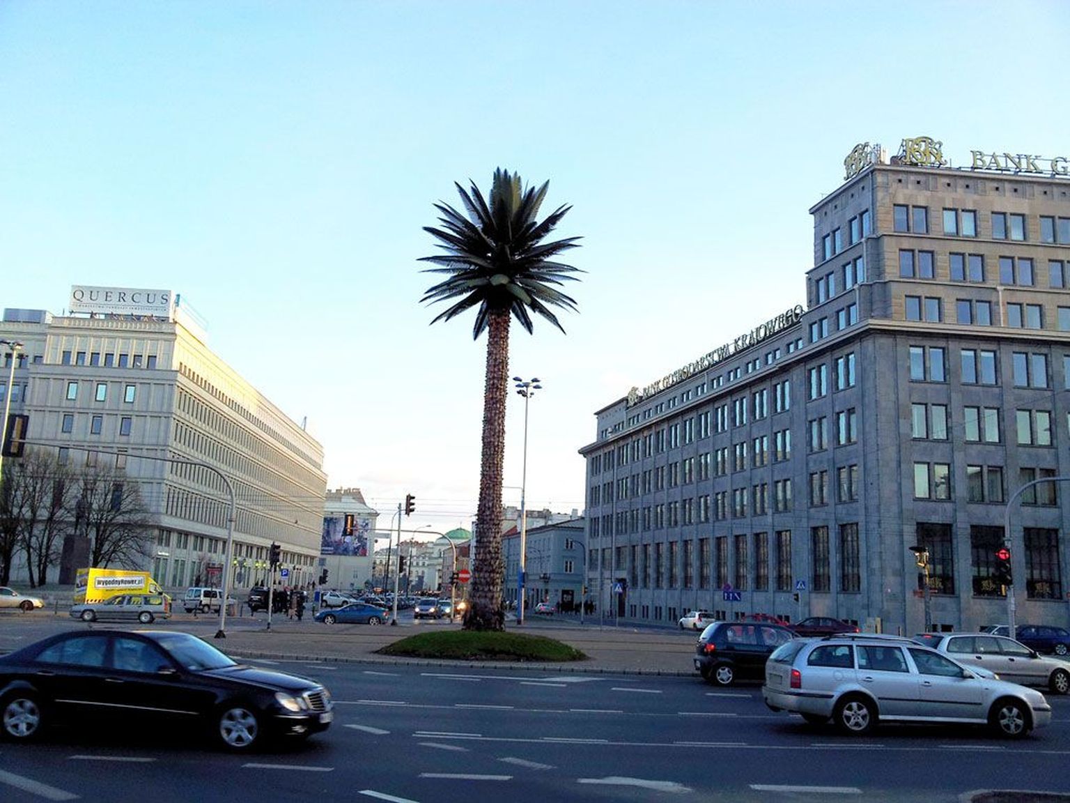 Varssavi Charles de Gaulle’i väljakul ilutseb plastist palmipuu.
