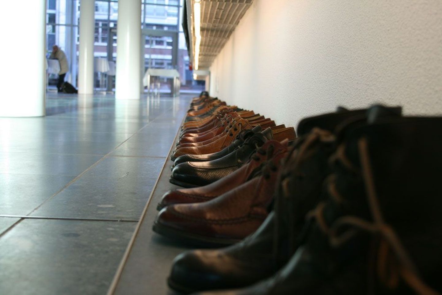 Saksa pangaliidu fuajeed Berliinis ehtis väljapanek, mille osaks olid kümned seina ääres kandjat ootavad kingad ja poolsaapad. Oletada võib, et see kujutas töötuks jäänud pankurite saatust.