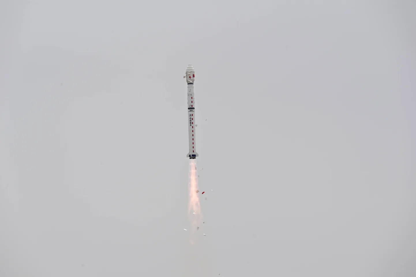 Hiina kanderakett Long March-4B mai lõpus. Sellega viidi orbiidile satelliit Shijian-26. Varem teele saadetud Shijian-25 põrkub aga teise tehiskaaslasega, et katsetada lahendust, mis huvitab väga ka USA luuresatelliite.