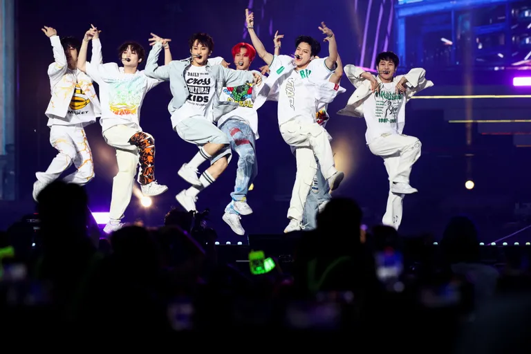 NCT esinemas 2022. aastal Suwonis.