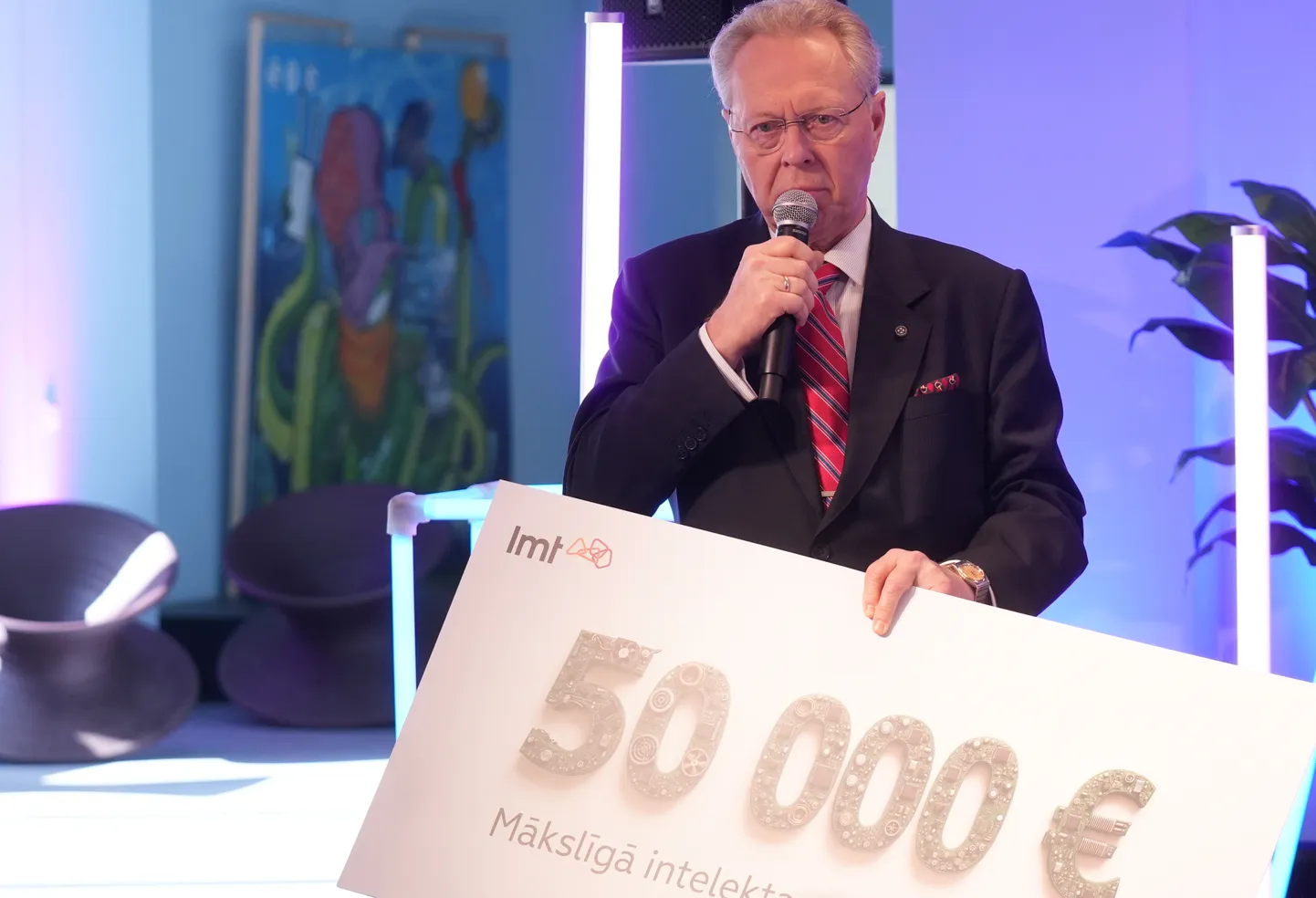 Dibina Mākslīgā intelekta centru.