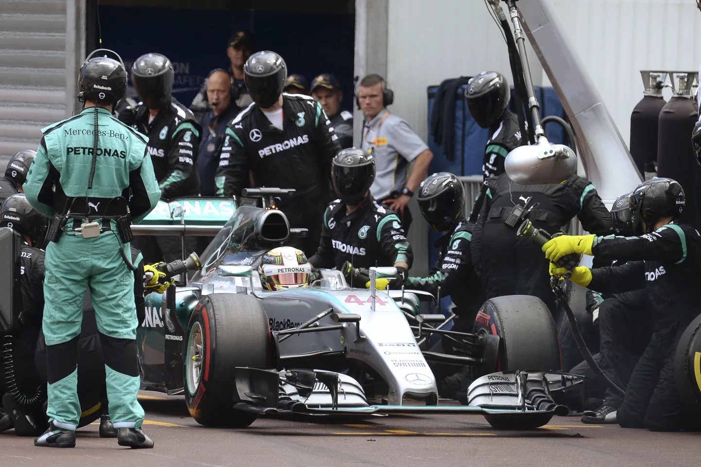 Lewis Hamiltoni otsustav boksipeatus Monacos läks aia taha.
