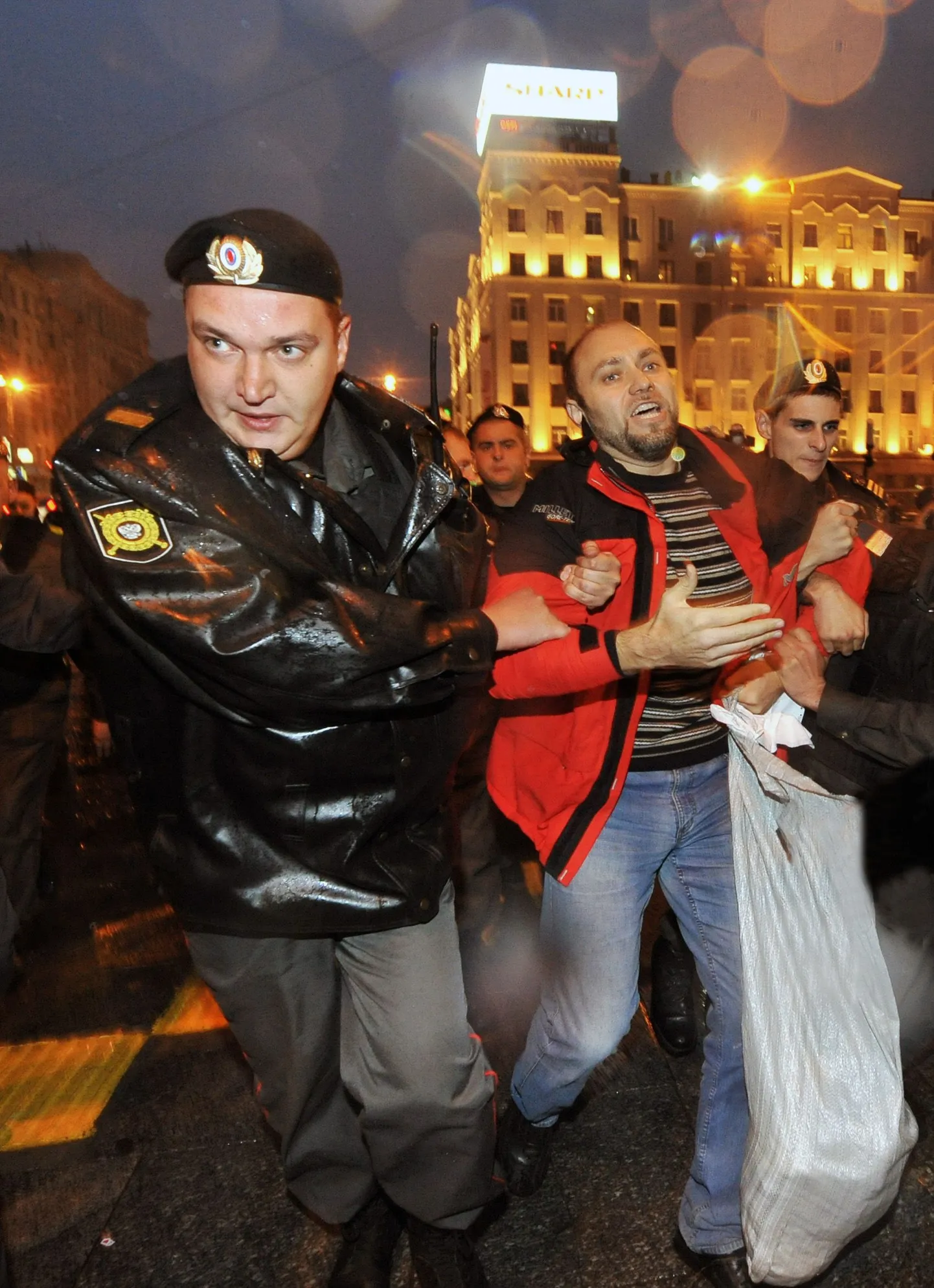 Miilitsatöötajad ajavad laial meeleavaldust Moskva linnavalitsuse ees. Pilt on tehtud 28. septembril, mil president vallandas linnapea Lužkovi.