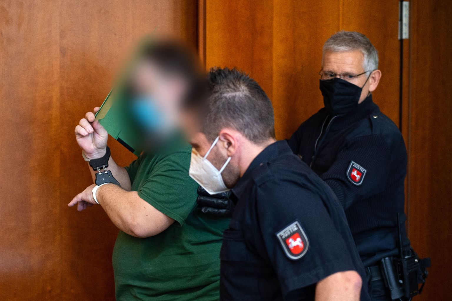 Saksamaal 3. septembril kohtu ette astunud meest süüdistatakse muuhulgas laste ja noorte seksuaalses väärkohtlemises. Mees püüdis kohtusse tulles oma nägu meedia eest varjata.
