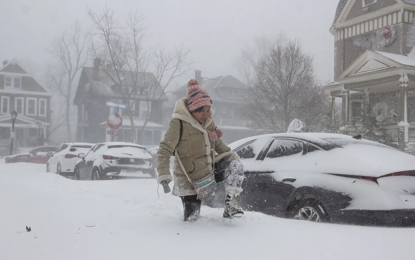 Buffalo elanik Jessica Chan sumpab läbi paksu lume, mis on pea peale pööranud paljude inimeste elu New Yorgi osariigis ning mujalgi USA-s.