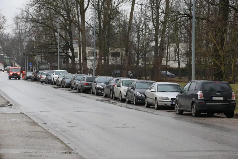 Lunini tänaval võis läinud neljapäeval veel piiramatult tasuta parkida ja seda võimalust inimesed agaralt ka kasutasid. Alates 1. veerbuarist võib sel tänavalõigul parkida vaid parkimiskellaga kuni kaks tundi.