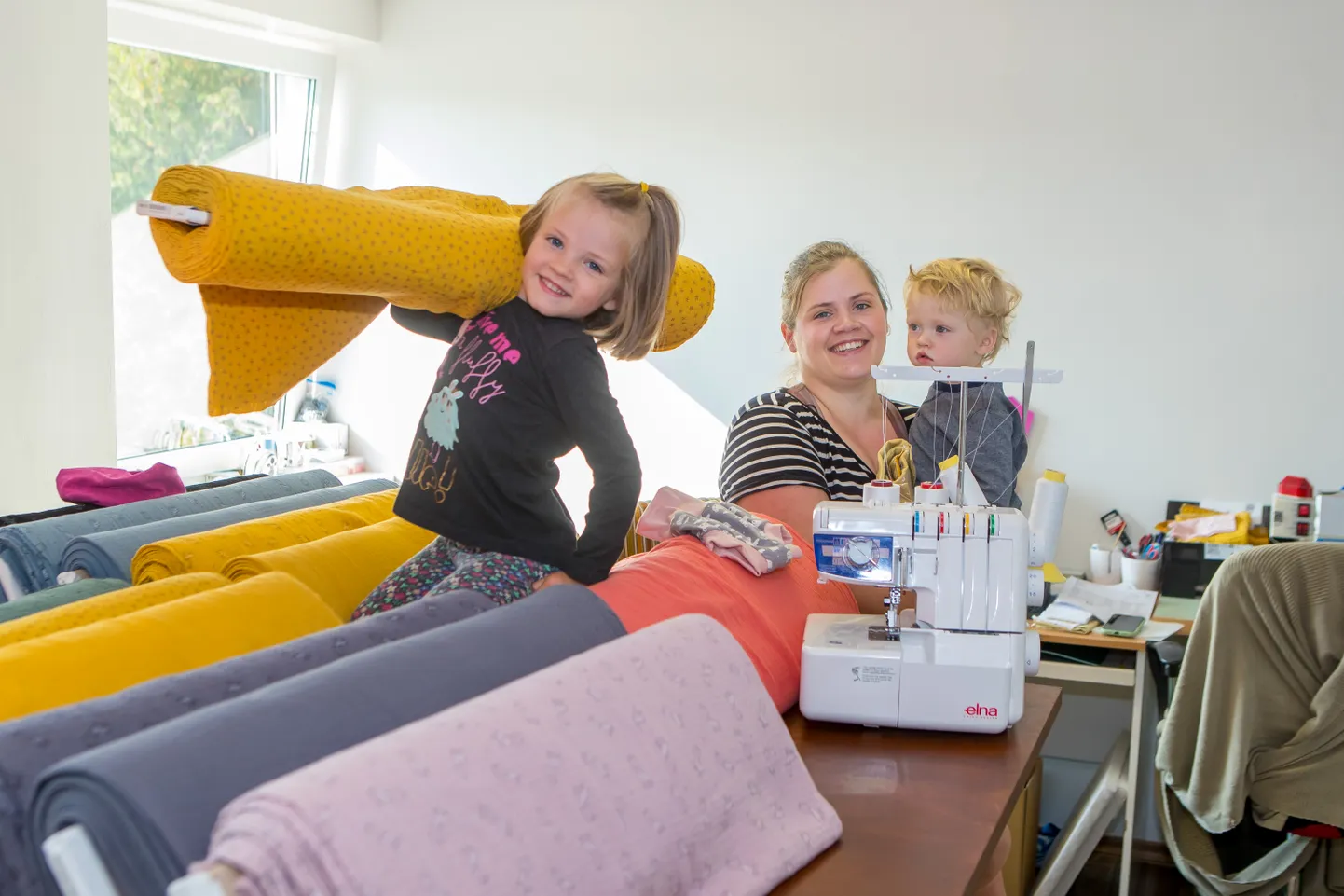 MÄHKMED: Ege Paju lapsed Adeele ja Oskar on "süüdlased" selles, et ema mähkmeid tootma hakkas. Adeele kaksikõde Triinu pildile tulla ei soovinud.