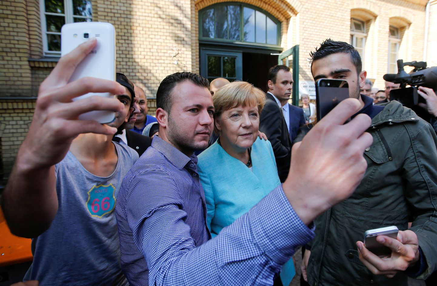 Saksamaa kantsler Angela Merkel poseerib selvefoto jaoks koos Süüriast ja Iraagist pärit põgenikega Berliinis 2015. aasta sügisel.