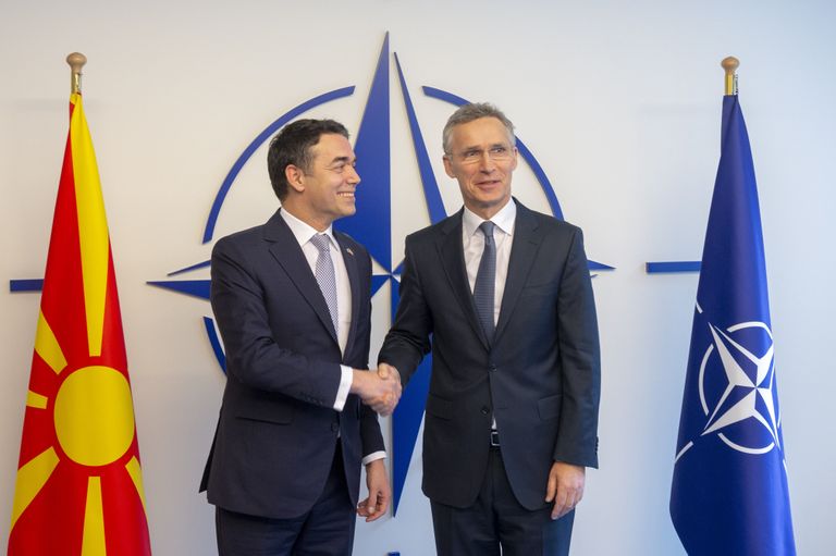 Makedoonia välisminister Nikola Dimitrov ja NATO peasekretär Jens Stoltenberg.