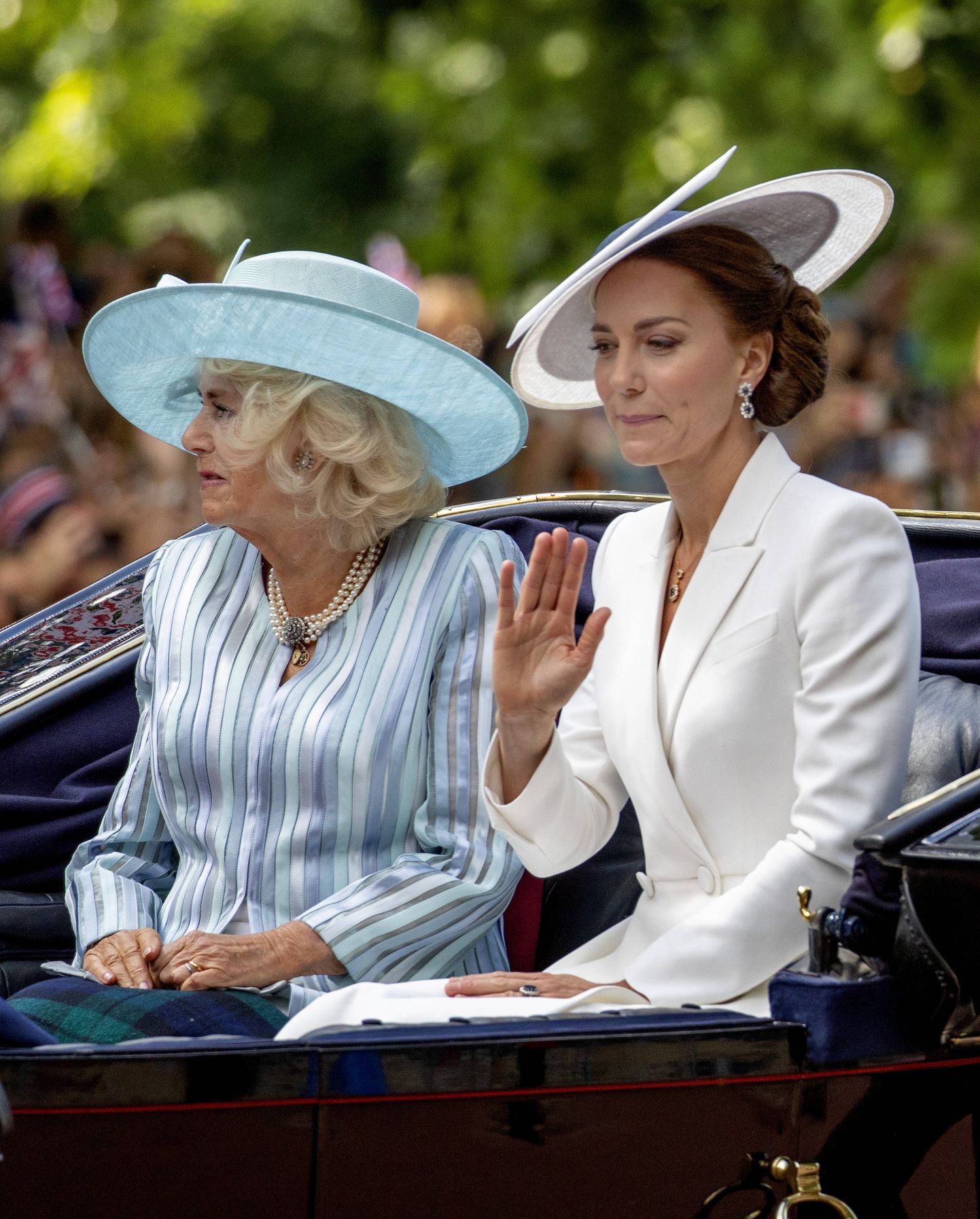 Praegune Briti kuninganna Camilla, kes oli siis veel Cornwalli hertsoginna, ja Walesi printsess Catherine, kes oli Cambridge'i hertsoginna, 2. juunil 2022, kui tähistati kuninganna Elizabeth II 70. troonijuubelit.