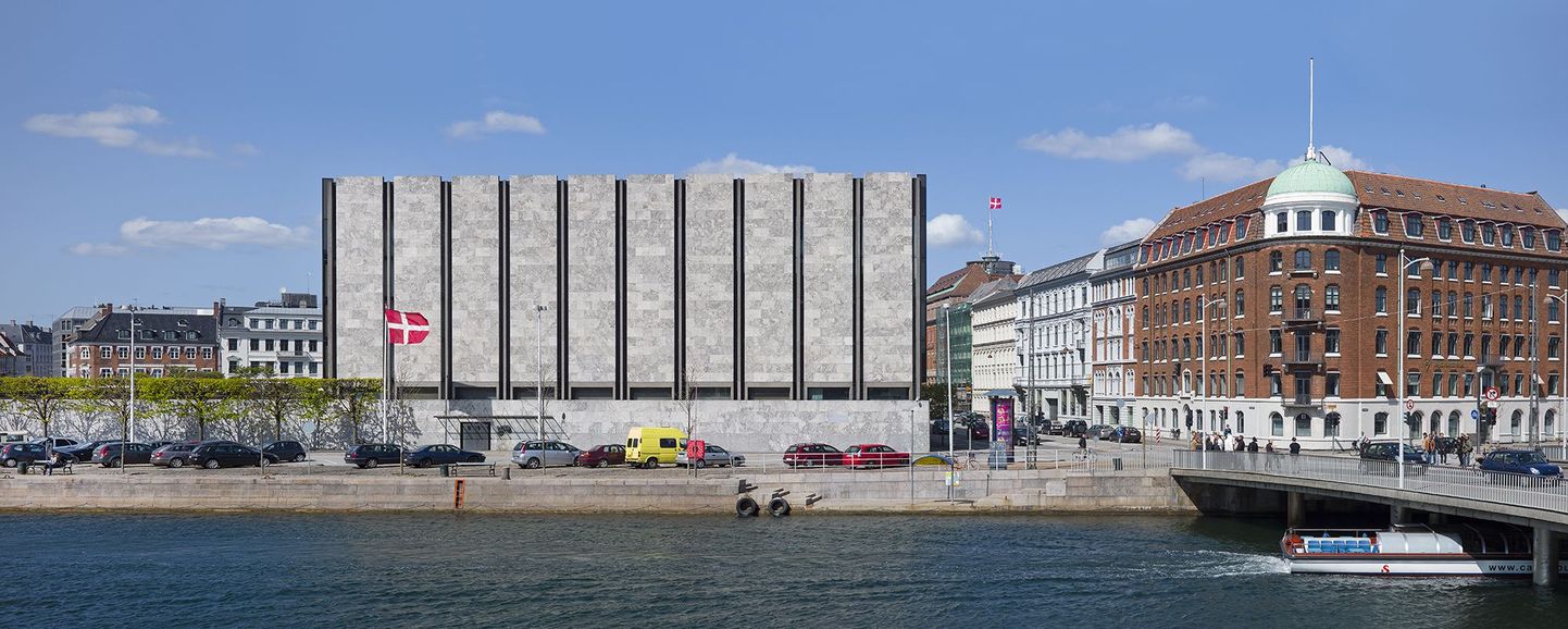 Taani Keskpanga hoone Kopenhaagenis (vasakul).