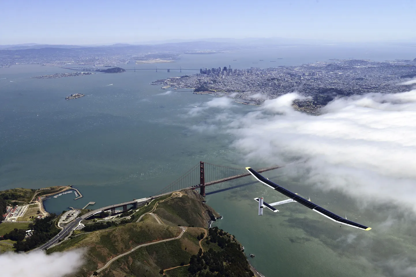 Solar Impulse Californias Kuldvärava (Golden Gate Bridge) silla kohal.