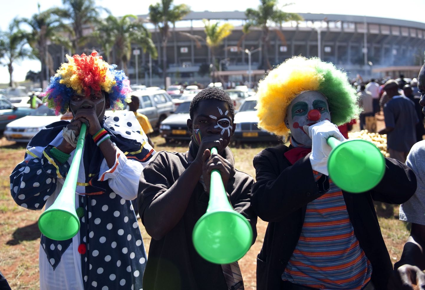Zimbabwe jalgpallifännid Harares vuvuzelat puhumas.