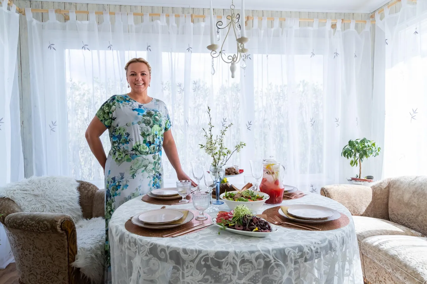 Kadi Truus oma talu verandal, kuhu pere saab soojakraadide tulles kohvilaua katta. Rabarberihooajal juuakse seal tihtilugu ka maasika-rabarberi limonaadi, mida lahjendab ja paneb kihisema gaseeritud vesi.