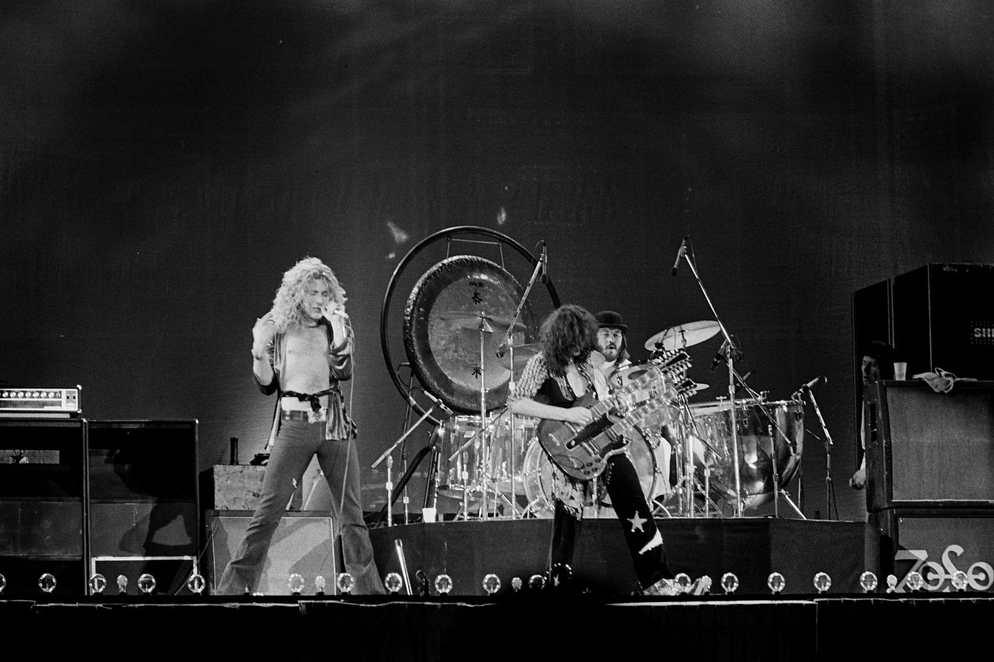 "Led Zeppelin" uzstājas koncertzālē "Kolizejs" Bahamu salu galvaspilsētā Naso. 1975. gads