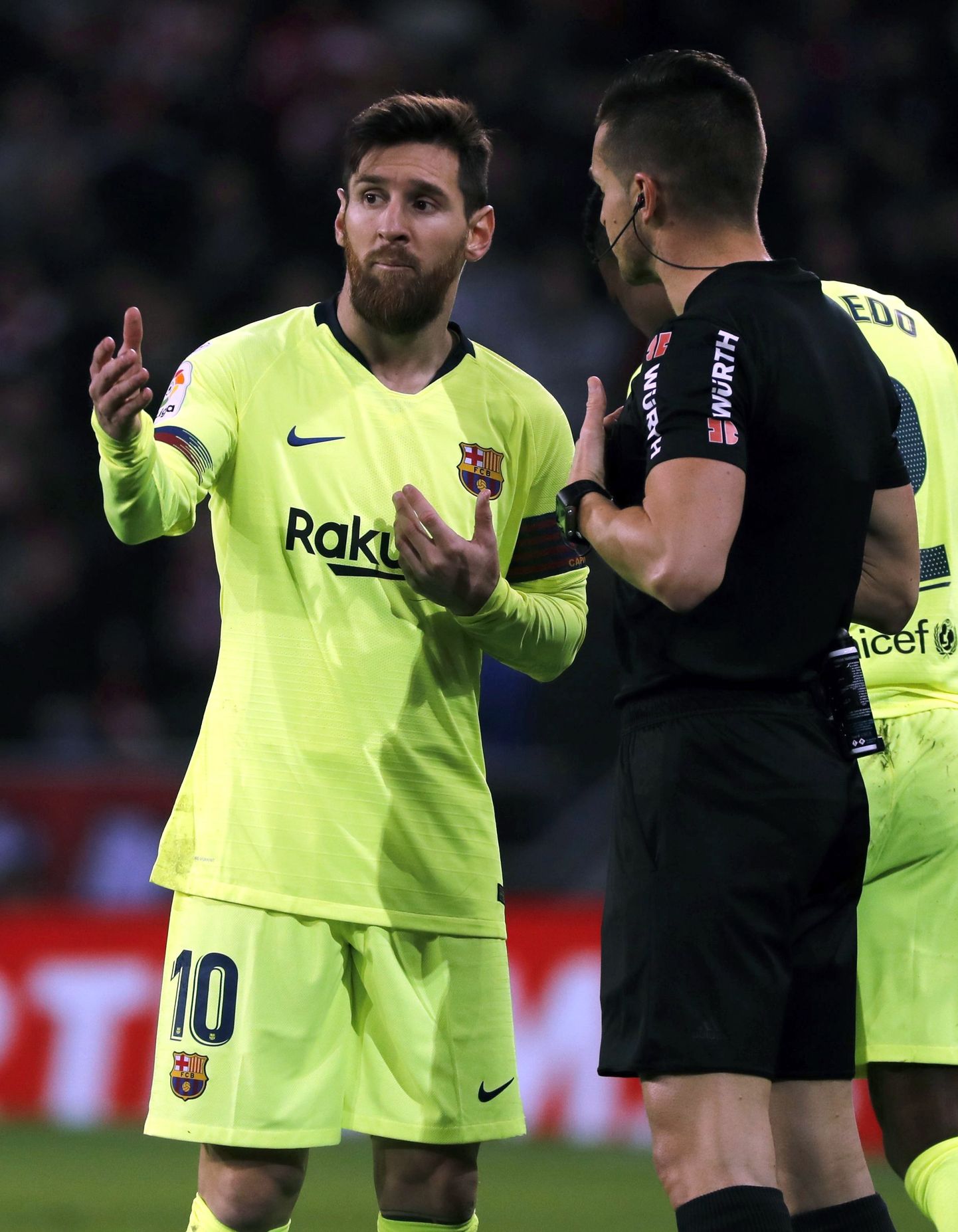 FC Barcelona staarmängija Lionel Messi (vasakul) pani viigitulemus käsi laiutama.