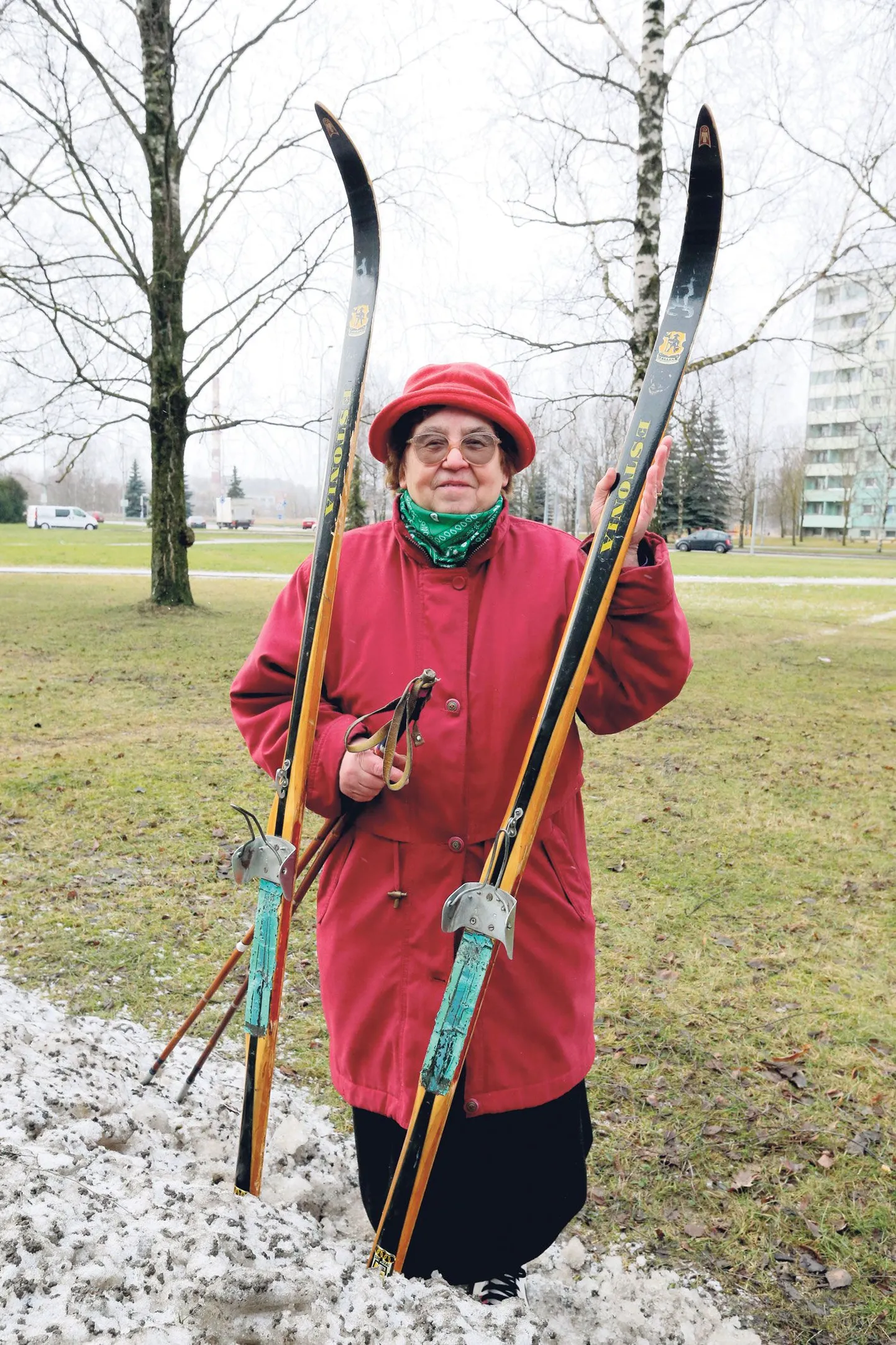 Laine Uustalu näitab suuski, millel ta läbis 1966. aastal teekonna Tartust Tallinna. Head suusad on veel praegugi kasutuses ning sel talvel on ta nendega teinud viis sõitu Annelinnas.