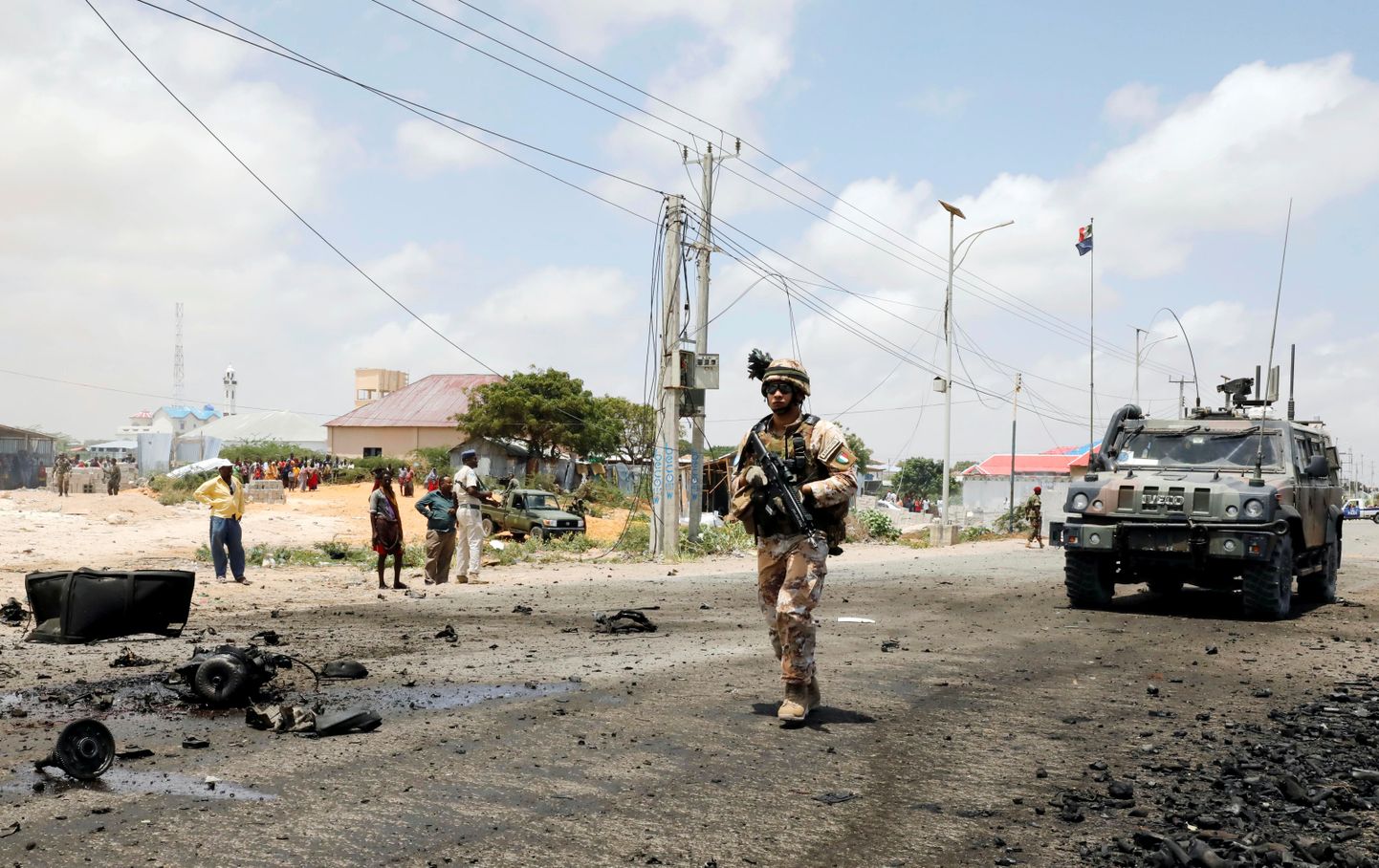 Sõdur patrullimas paigas, kus islamistlik rühmitus al-Shabaab ründas täna Somaalia pealinnas Muqdishos Euroopa Liidu konvoid.