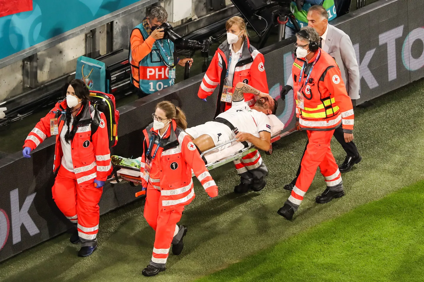 Vigastatud Leonardo Spinazzola toimetati eile väljakult kanderaamiga minema.