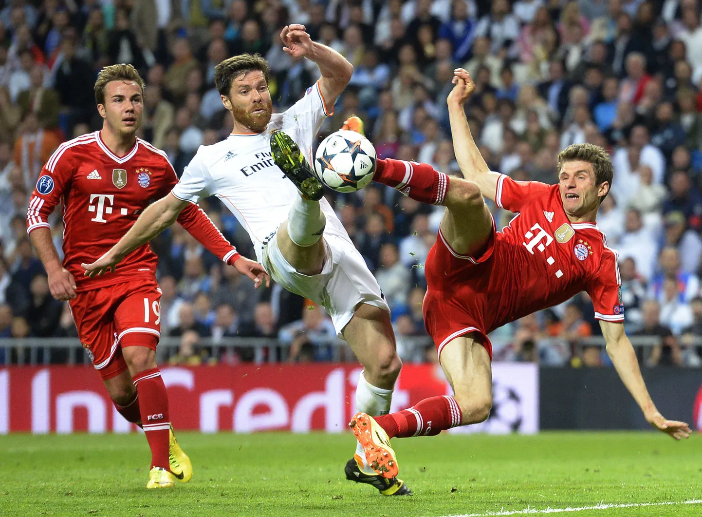 Xabi Alonso (valges) kohtumises Müncheni Bayerni vastu.