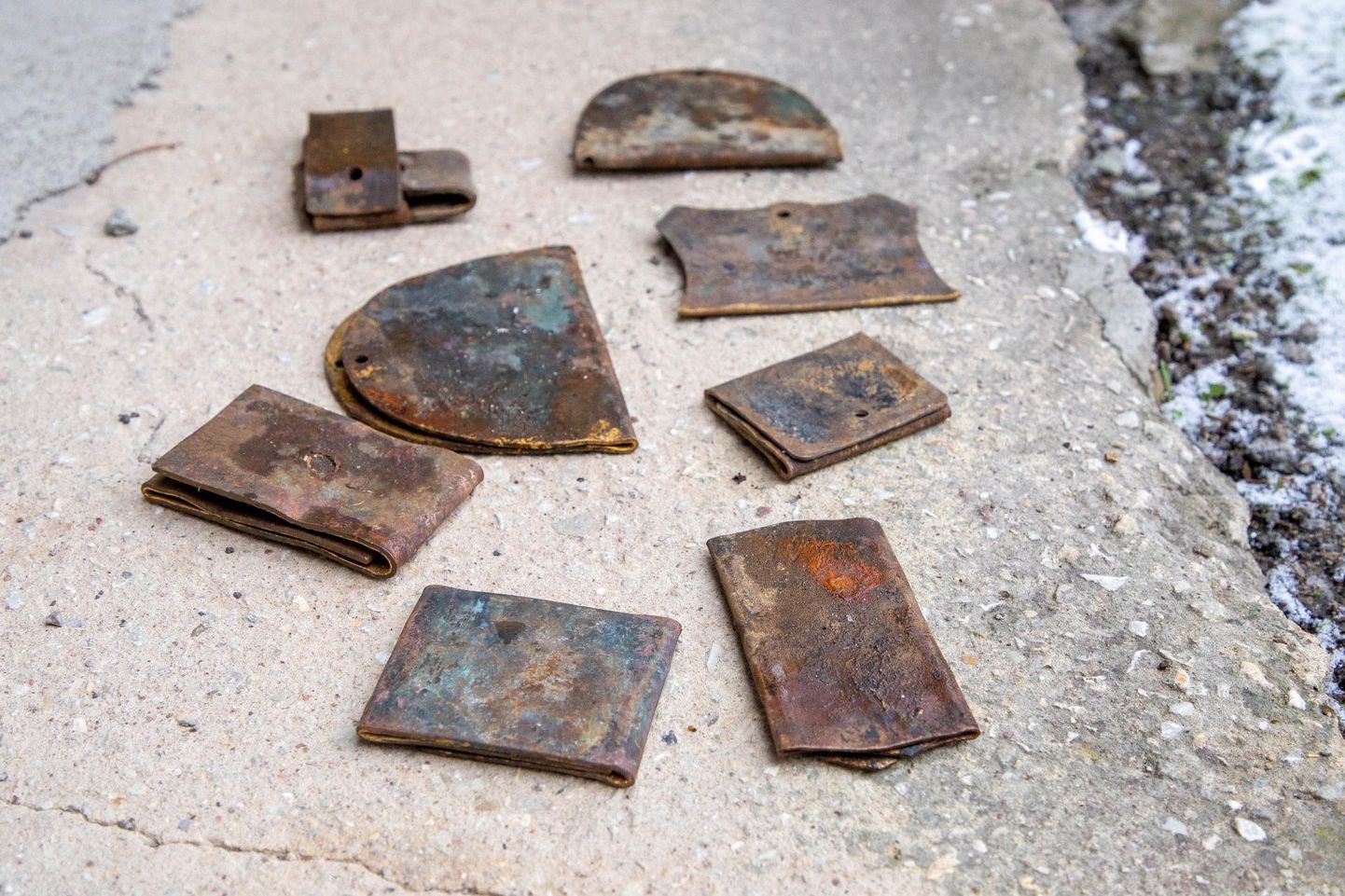 Reopalu surnuaia ristidelt varastatud vasest nimeplaadid