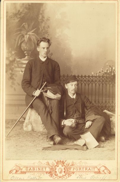 Eesti Üliõpilaste Seltsi liikmed, klassikaline filoloog Oskar Kallas (vasakul) ja meditsiiniüliõpilane Mihkel Ostrov pildistatud 1888. aastal vanavara korjamisretke aegu.