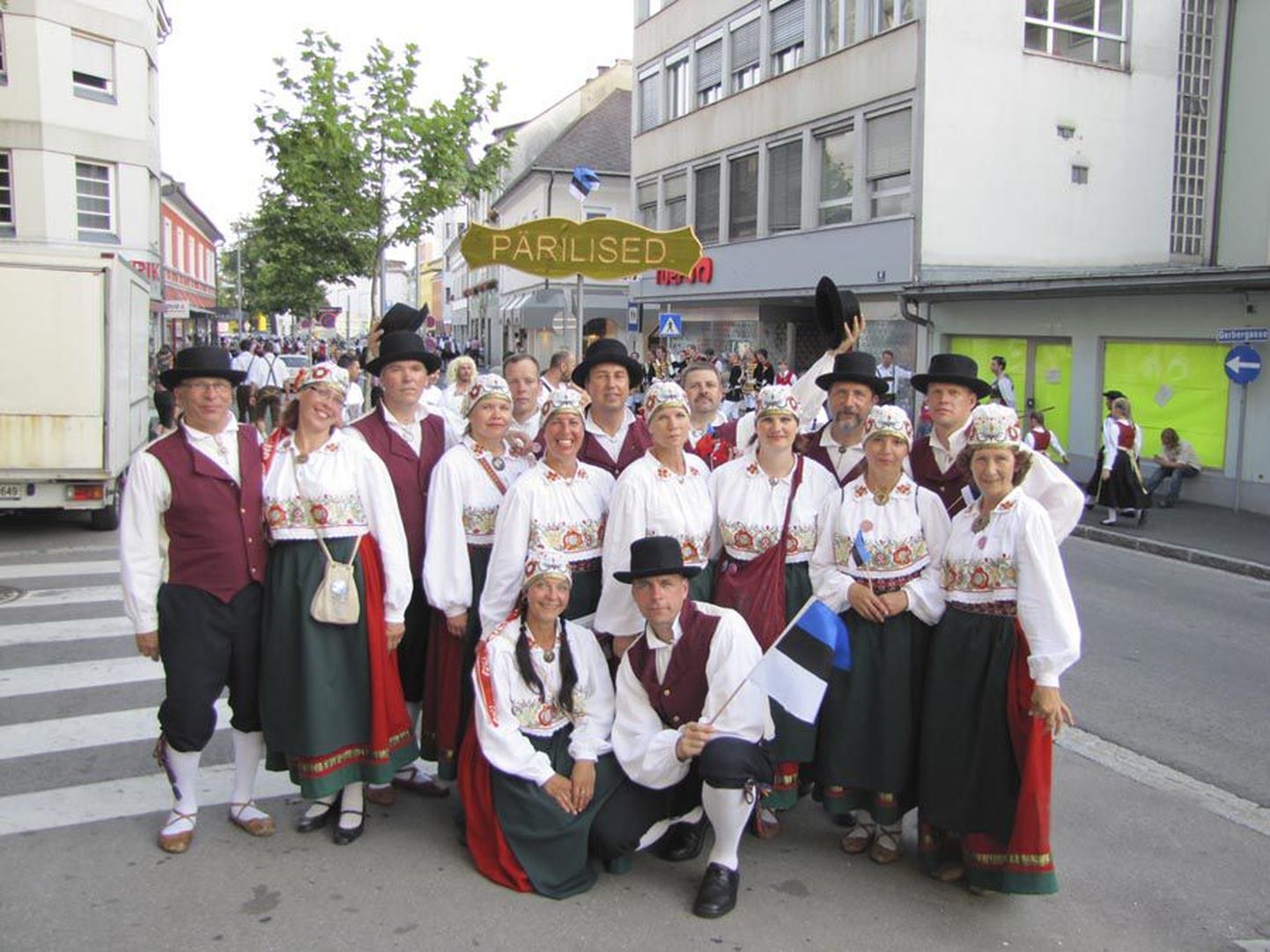 Rahvatantsurühm Pärilised tutvustas Austrias peetud festivalil nii eestlaste tantse kui ka rahvarõivaid.