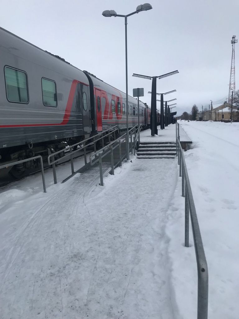 Поезд стоит на станции Йыхви всего одну минуту. За это время люди должны выйти и войти.