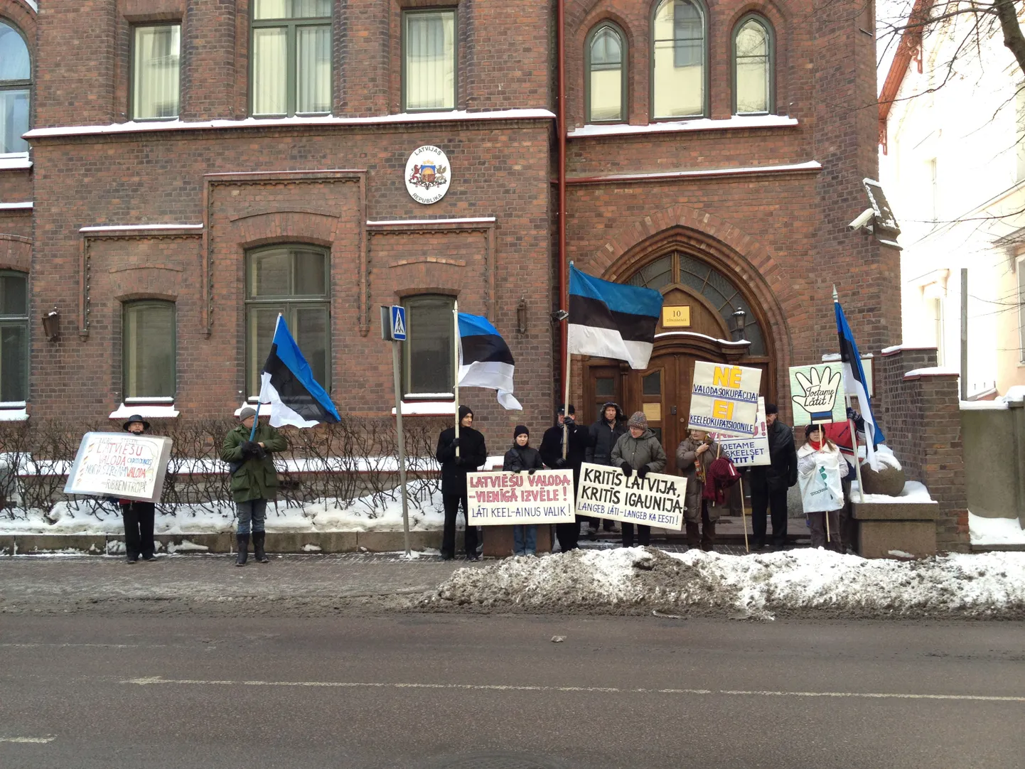 Пикет националистов перед посольством Латвии