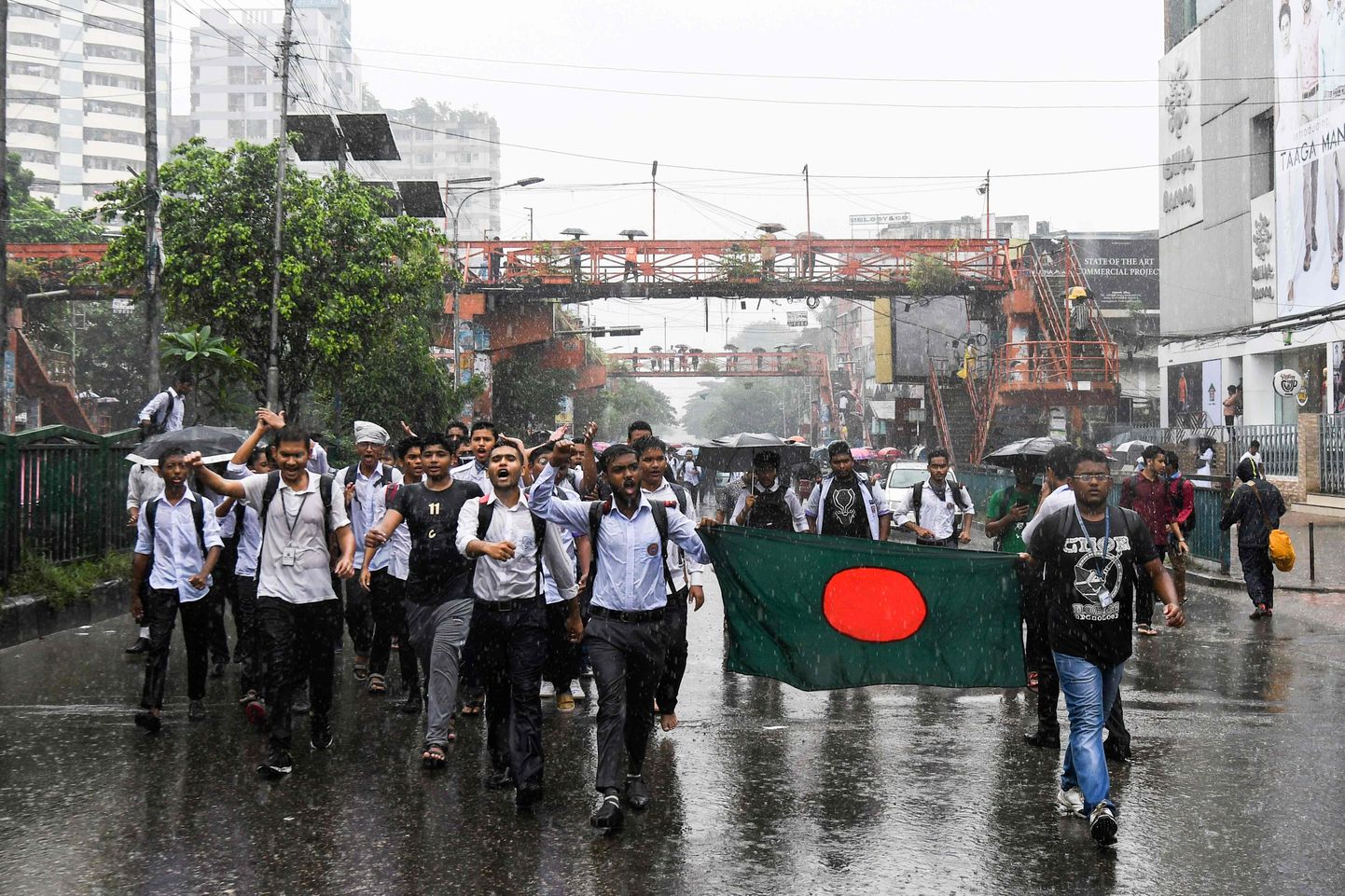 Bangladeshi kooliõpilased nõuavad liiklusohutuse suurendamist.
