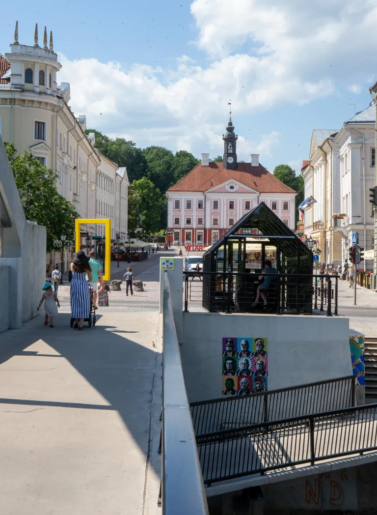 Silla otsa juures ootab sisseastumist must kasvuhoone.