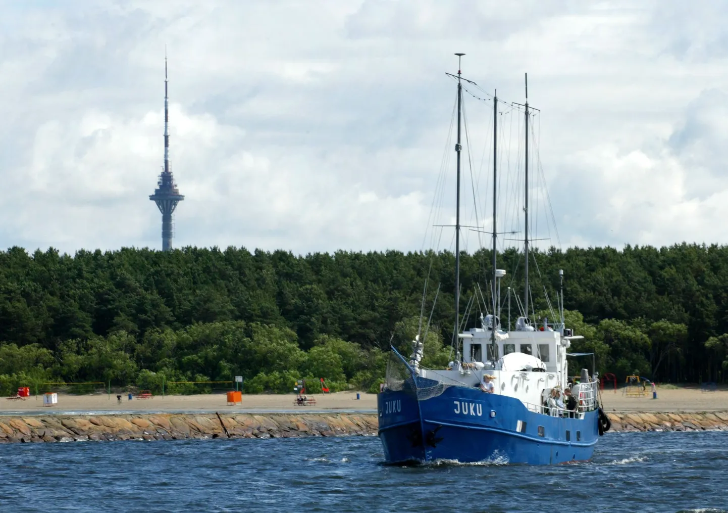Tallinna ja Aegna vahet sõidab laev Juku.