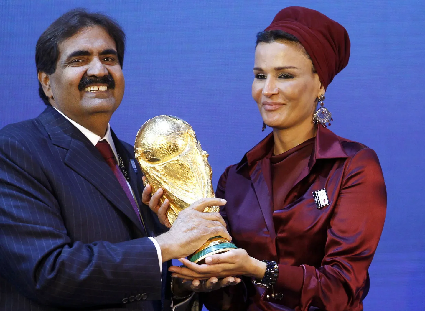 Katari emiir šeik Hamad bin Khalifa võib koos oma naise Moza Bint Nasser al-Misnadiga MMi võidukarika käes hoidmise üle rõõmustada, kuid inimõiguste olukord on riigis enam kui kaheldav.