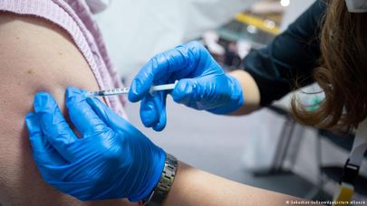 Большинство экспертов по-прежнему считают прививку лучшим способом защиты от заражения коронавирусом