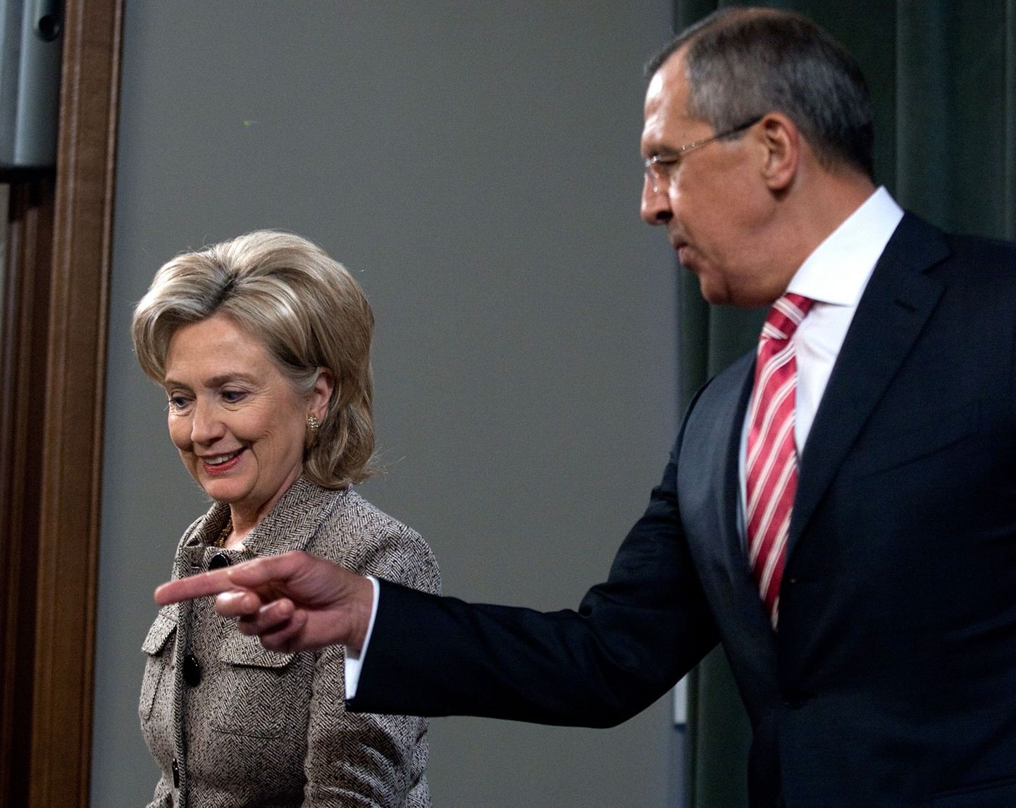Vene välisminister Sergei Lavrov juhatamas oma USA ametiõde Hillary Clintonit pressikonverentsile.
