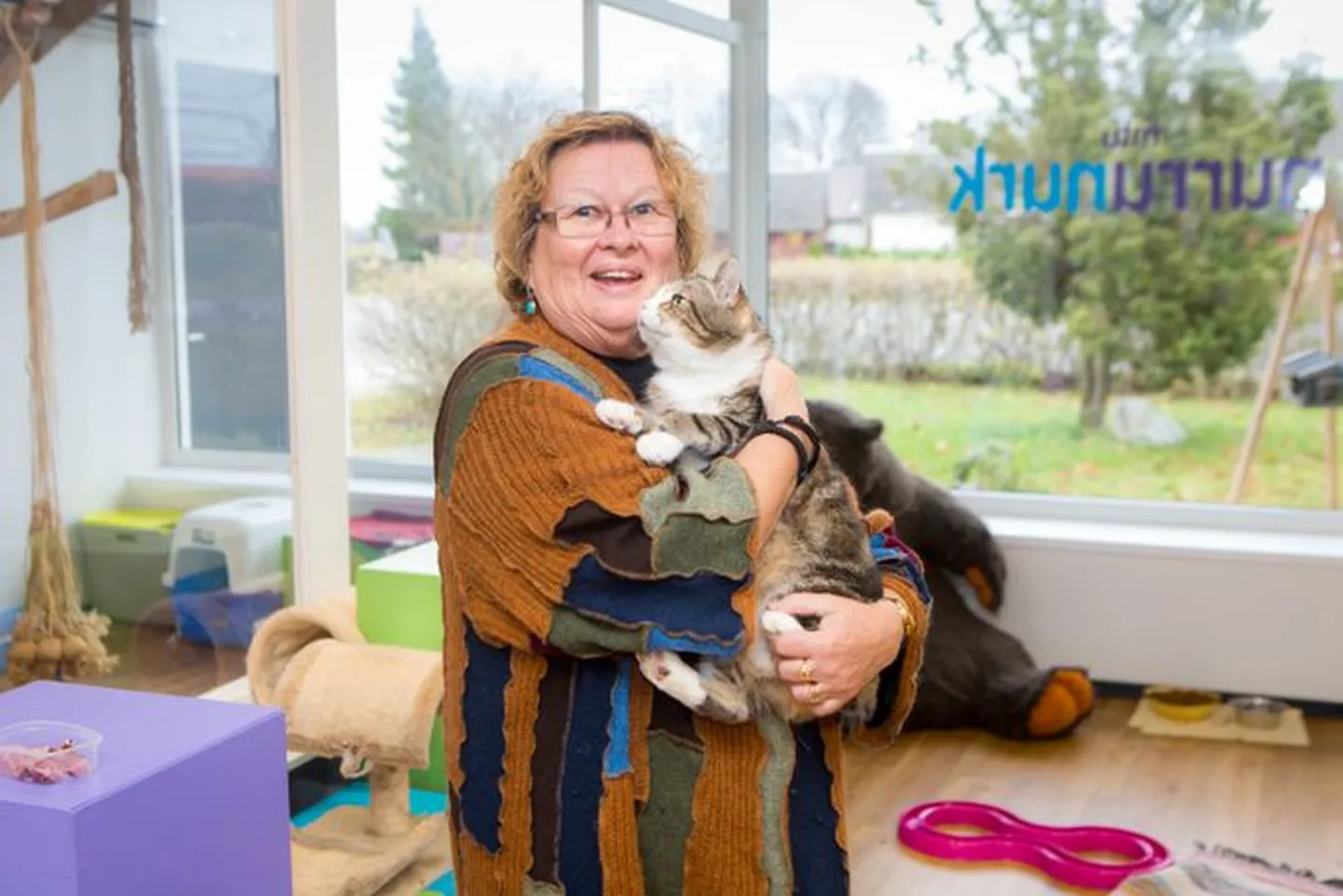 Nurrunurga perenaine Tuula Pennanen ühe hoolealusega.