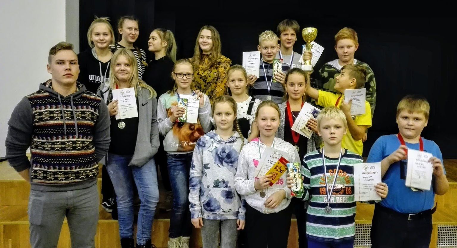 Suurte koolide arvestuses saavutas kabekarikavõistlusel esimese koha Viljandi Jakobsoni kooli esindus.