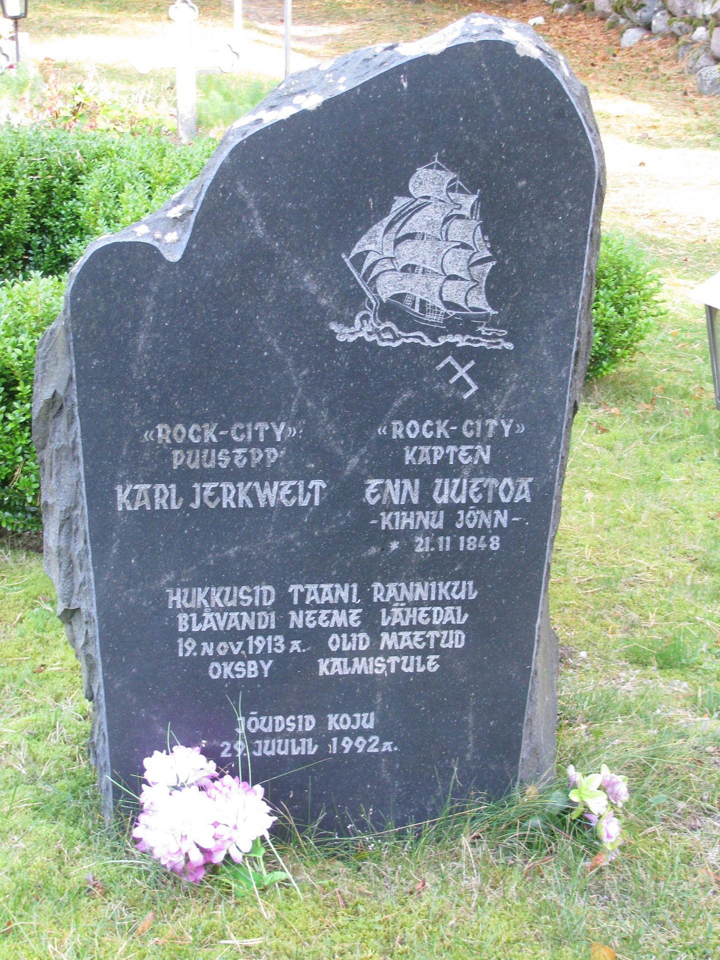 Laeva Rock City kapteni Enn Uuetoa ja puusepa Karl Jerkwelti hauakivi Kihnu kalmistul.