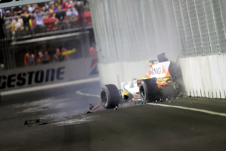 Nelson Piquet Jr'i Renault R28 raksatab Singapuri raja betoonmüüri. Autot ei saa kohe teisaldada, rajale tuleb turvaauto.