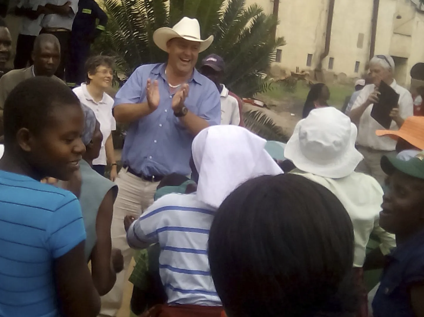 Farmer Darryn Smart naasmas oma farmi.