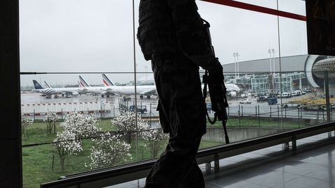 Стрельба в аэропорту Парижа: СМИ узнали имя совершившего нападение 