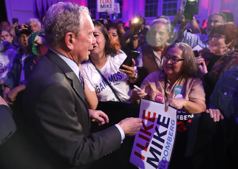 New Yorgi endine linnapea Michael Bloomberg tervitamas valijaid San Antonios Texases.