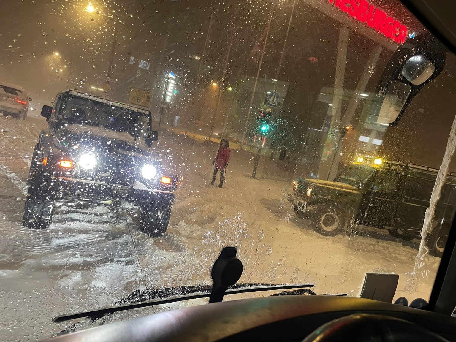 Pääskülas kinni jäänud bussile tõttasid appi maasturid.
