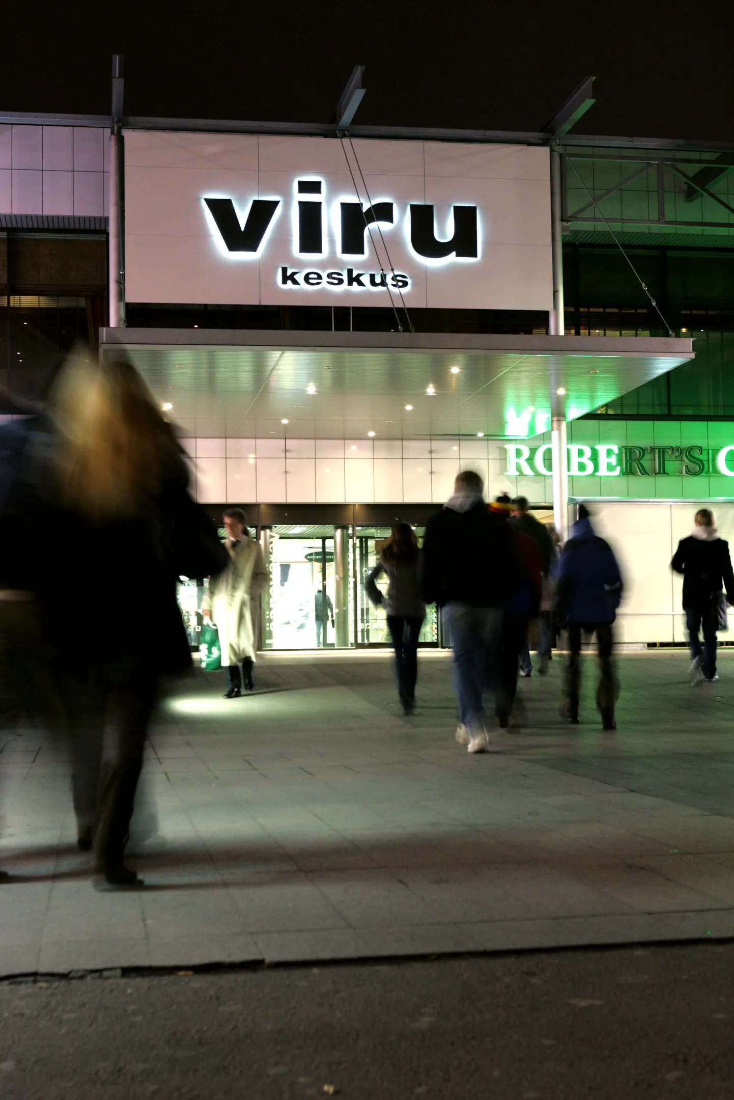 Viru keskuse ees jagatakse neidudele visiitkaarte kahtlase tööpakkumisega.