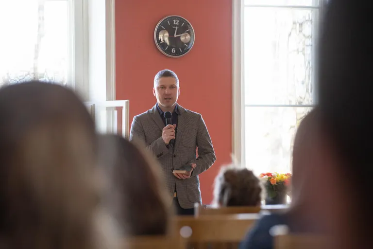 Martin Algus Eduard Vilde kirjandusauhinna üleandmisel romaani “Midagi tõelist” eest.